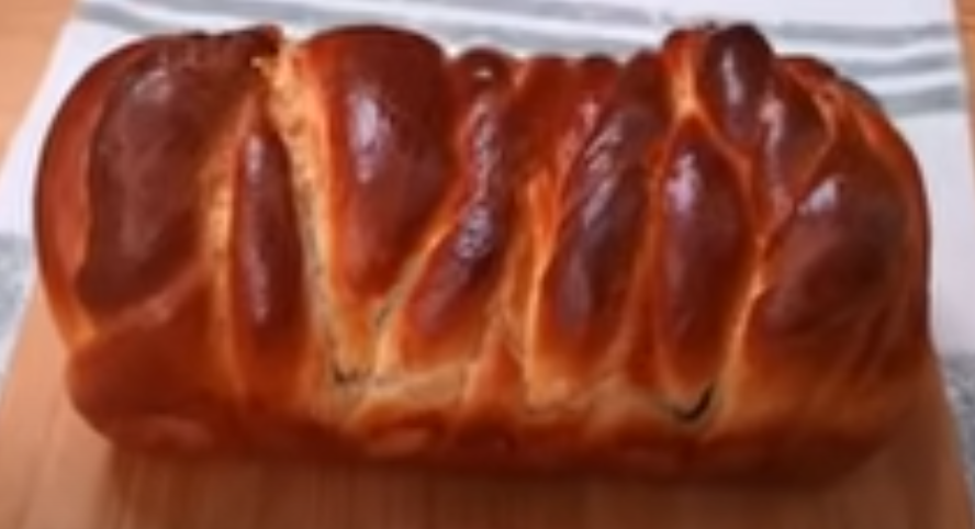 Fertig gebackener Mohnstrudel
