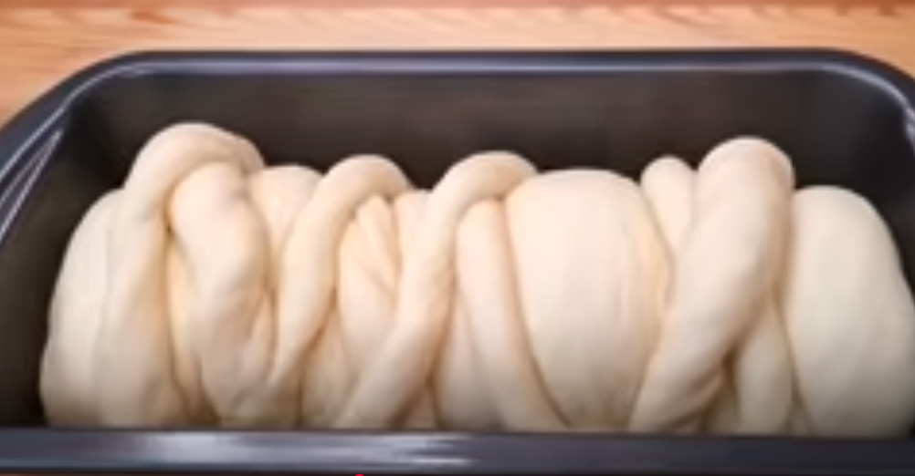 Mohnstrudel in der Backform vor dem Backen